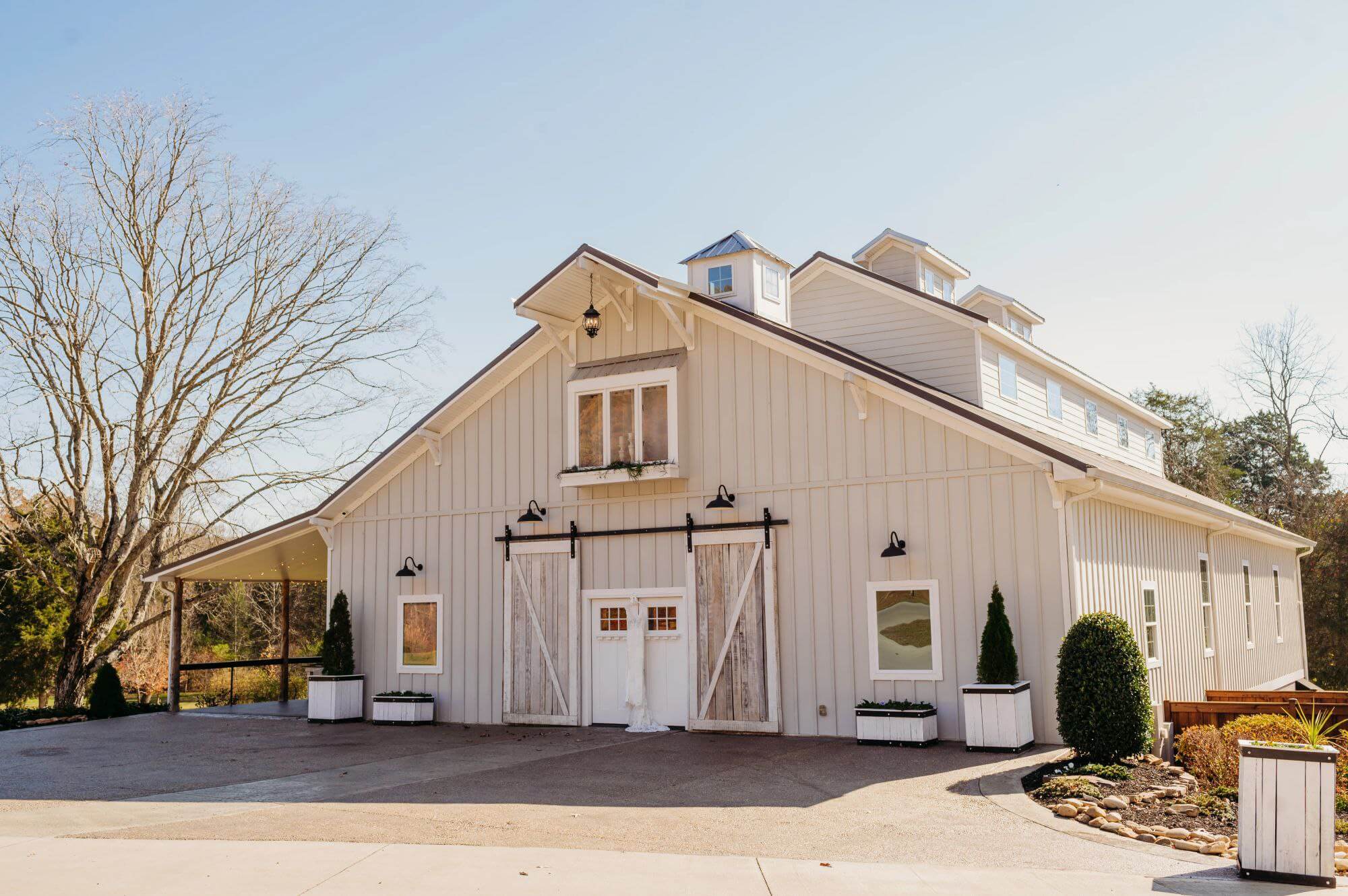 white barn wedding venue in Athen, Tennessee